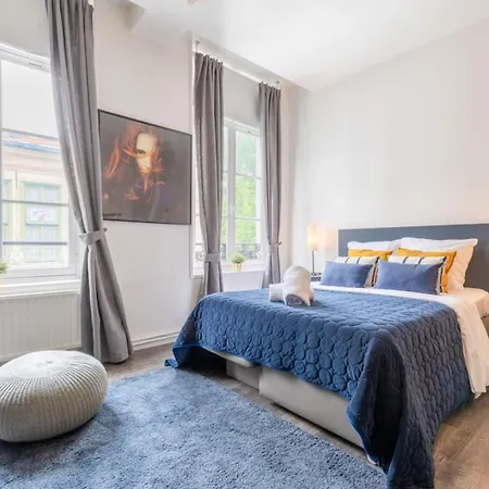Vieux - Large Modern And Functional