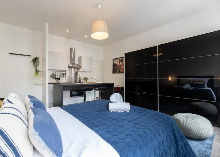 Vieux - Large Modern And Functional ליל